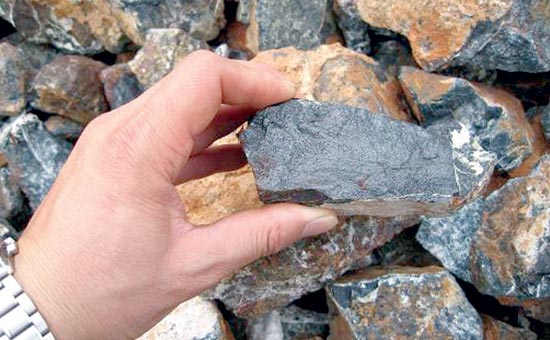 روند صعودی نرخ کنسانتره و گندله نسبت به شمش فولاد خوزستان/  تاثیر رشد قیمت سنگ‌آهن در سودآوری‌ شرکت معدنی و صنعتی چادرملو