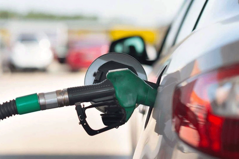 همتی: تاثیر افزایش قیمت بنزین در تورم ۴ درصد در سال است