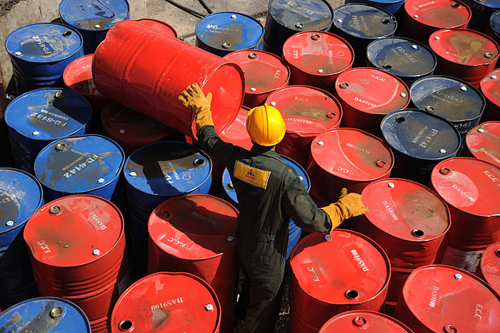 تقلای معامله‌گران نفتی برای یافتن تاسیسات ذخیره‌سازی نفت