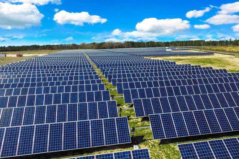 نیروگاه خورشیدی ۱۰ مگاواتی اردکان تا نیمه امسال افتتاح می‌شود